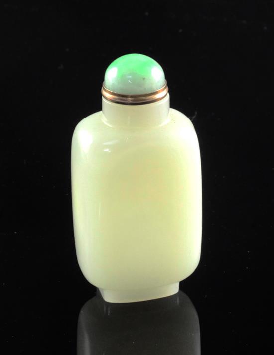 A Chinese pale celadon jade snuff bottle, 1800-1900, 7cm